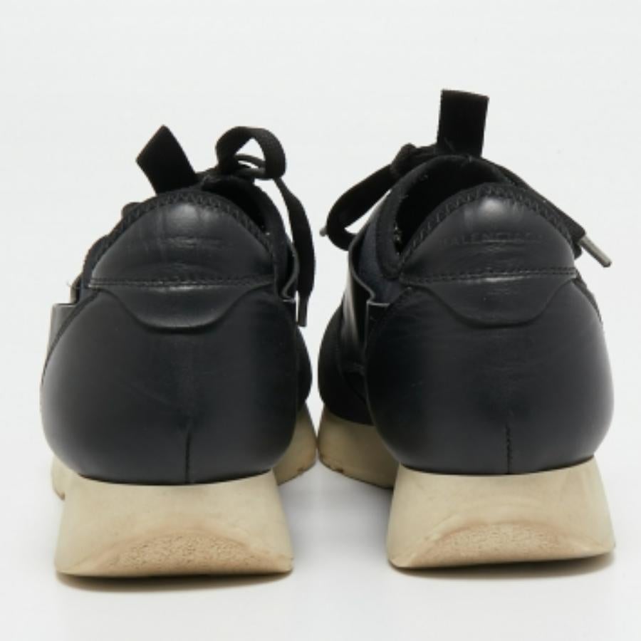 Queste sneakers di design, dalla silhouette classica, sono una combinazione perfetta di lusso, comfort e stile. Queste sneakers sono rifinite con dettagli firmati e comode solette.