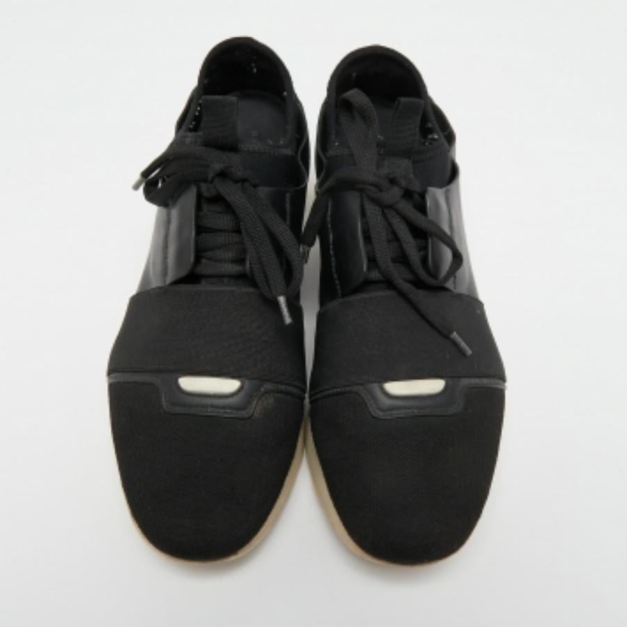 Nero Balenciaga Sneakers Race Runner in pelle nera e mesh taglia 39 in vendita