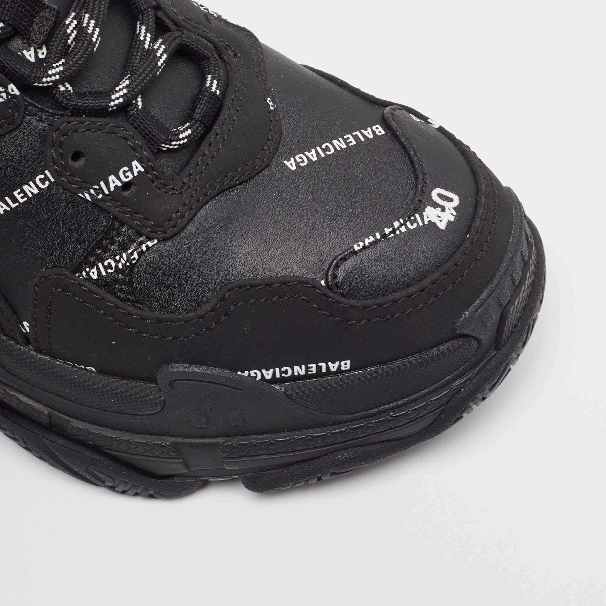 Balenciaga Black Leather and Nubuck Allover Logo Triple S Sneakers Size 40 en vente 3