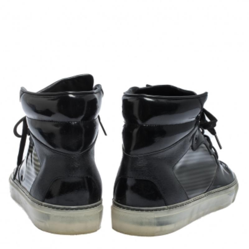 Trascorri le tue giornate all'insegna del comfort con queste sneakers di Balenciaga! Sono state meravigliosamente realizzate con una combinazione di pelle e PVC che conferisce al paio un fascino tattile e visivo. Sono disegnate in una tonalità nera,