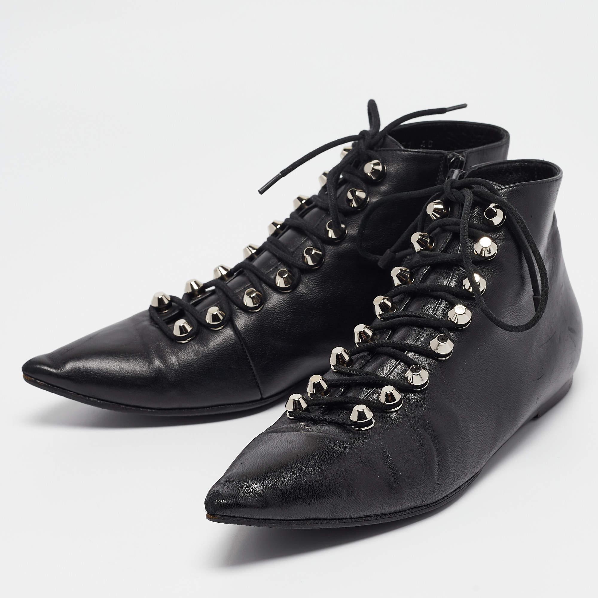 Goditi le giornate più alla moda con questi eleganti stivaletti Balenciaga. Moderni nel design e nella manifattura, sono realizzati per garantirti comfort e eleganza.