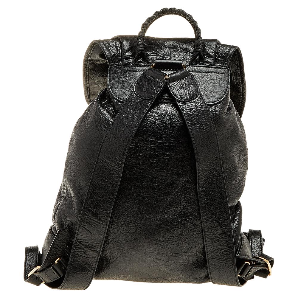 This Baby Diam Classic Traveller S backpack from Balenciaga is a functional pick ideal for travels, college, or even work. Stylish and durable, the bag is crafted with black leather. It features a front zip pocket, a top handle, and adjustable