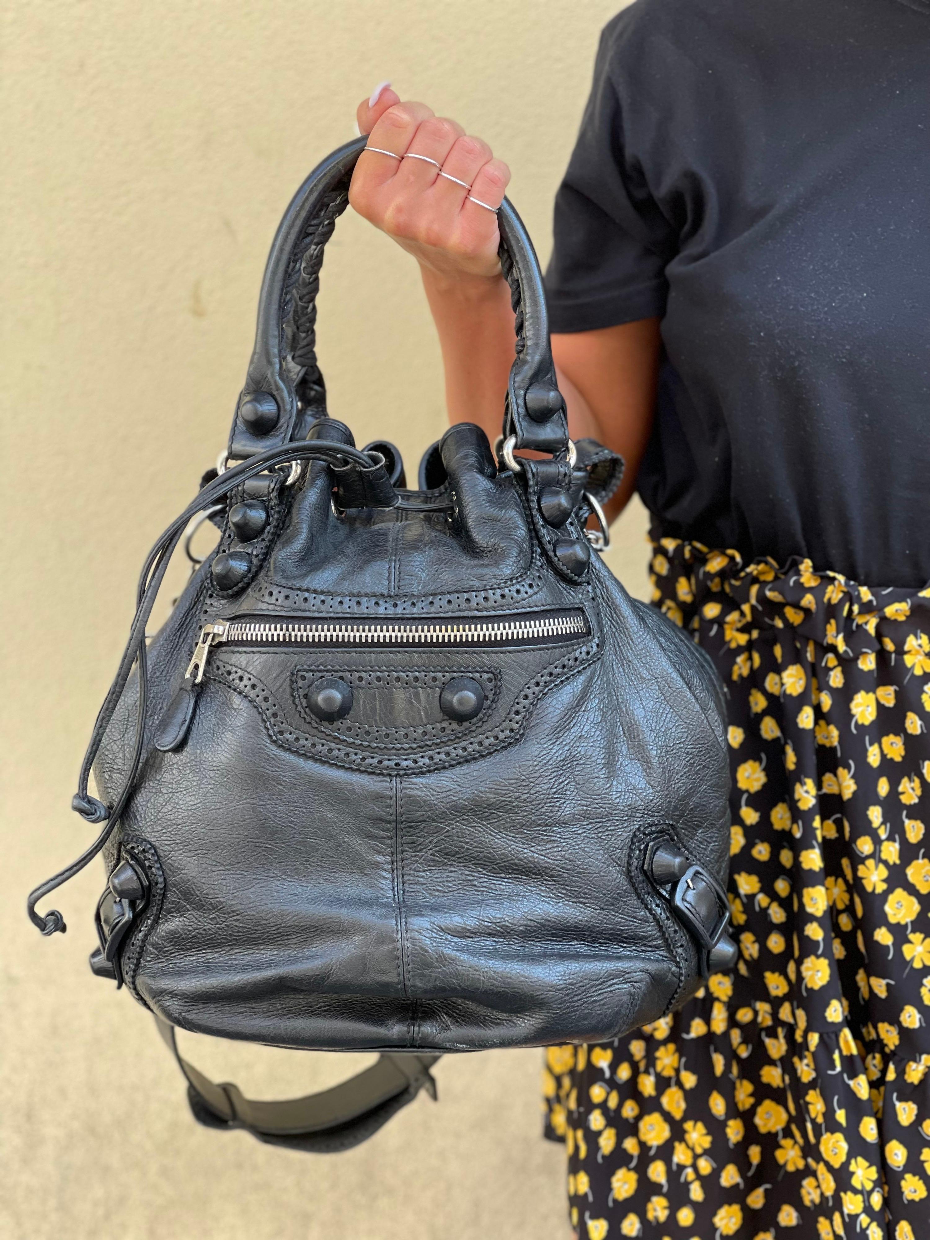 Balenciaga bucket bag in black leather, silver hardware.
Equipped with double leather handle and removable shoulder strap.
Fully capacious lace closure.

Dimensions: 30 × 30 × 34 cm
