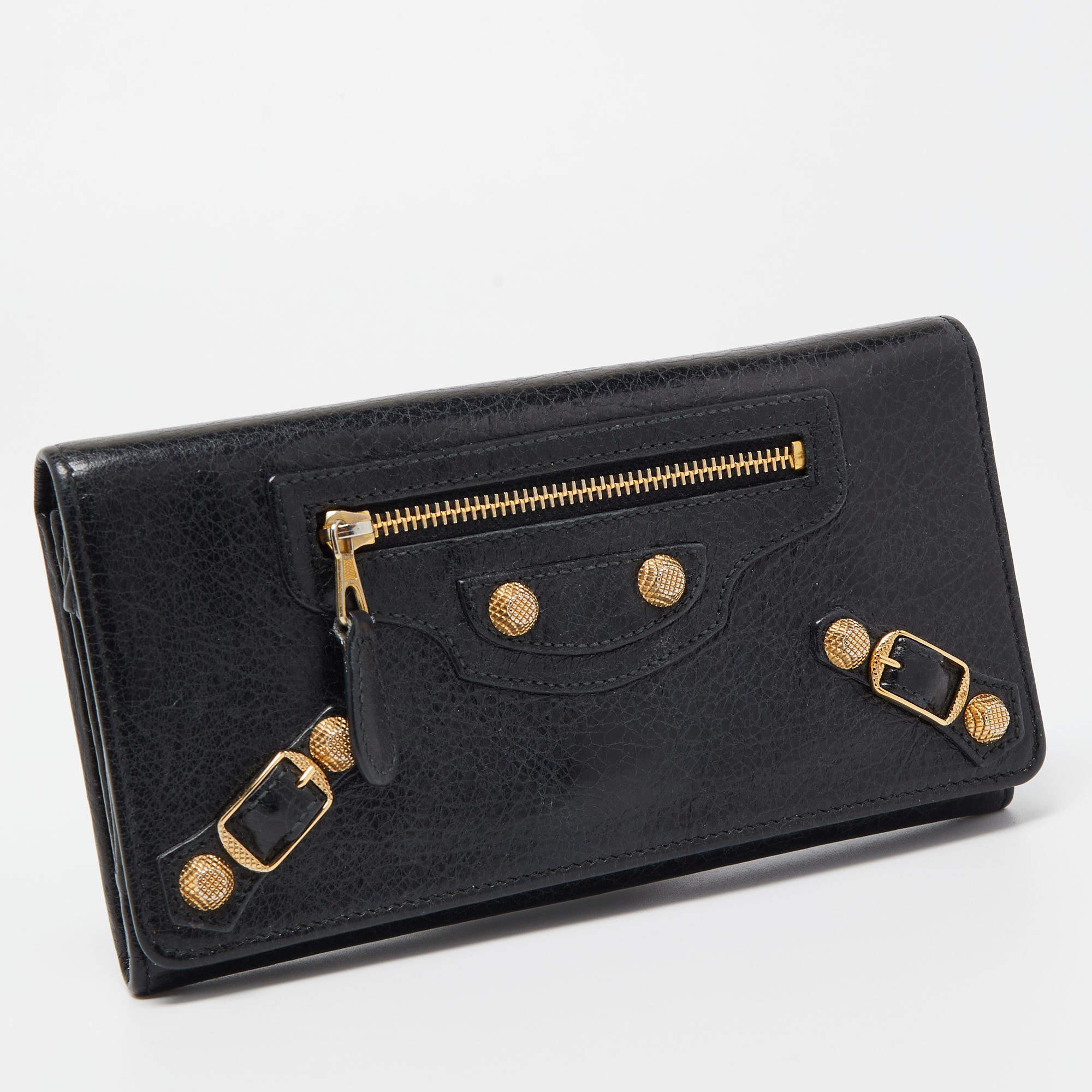 This Balenciaga black wallet brings along a touch of luxury and immense style. It comes perfectly crafted to neatly carry your cards and cash.


