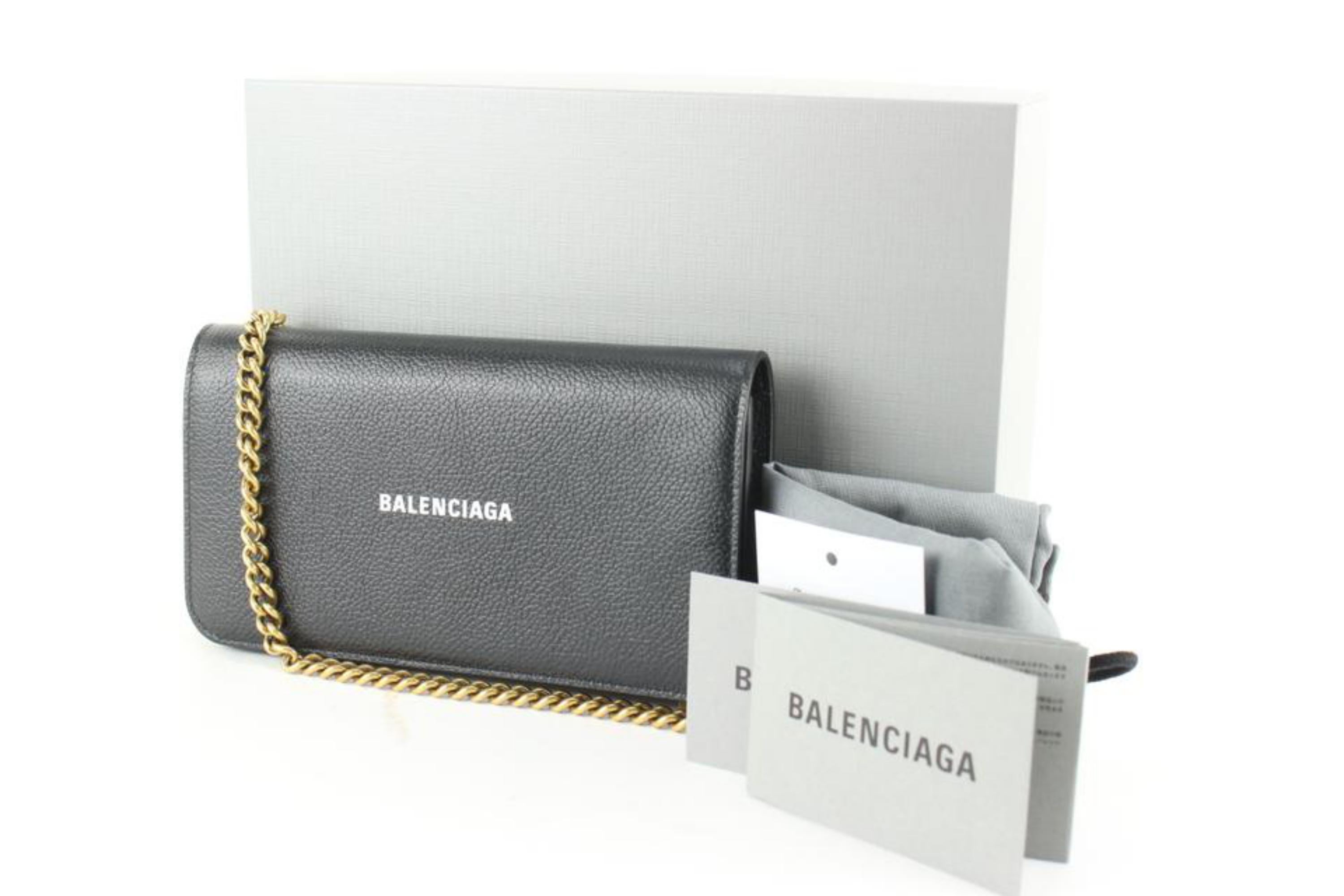 Balenciaga Portefeuille classique en cuir noir avec logo sur chaîne dorée 48ba624 en vente 7