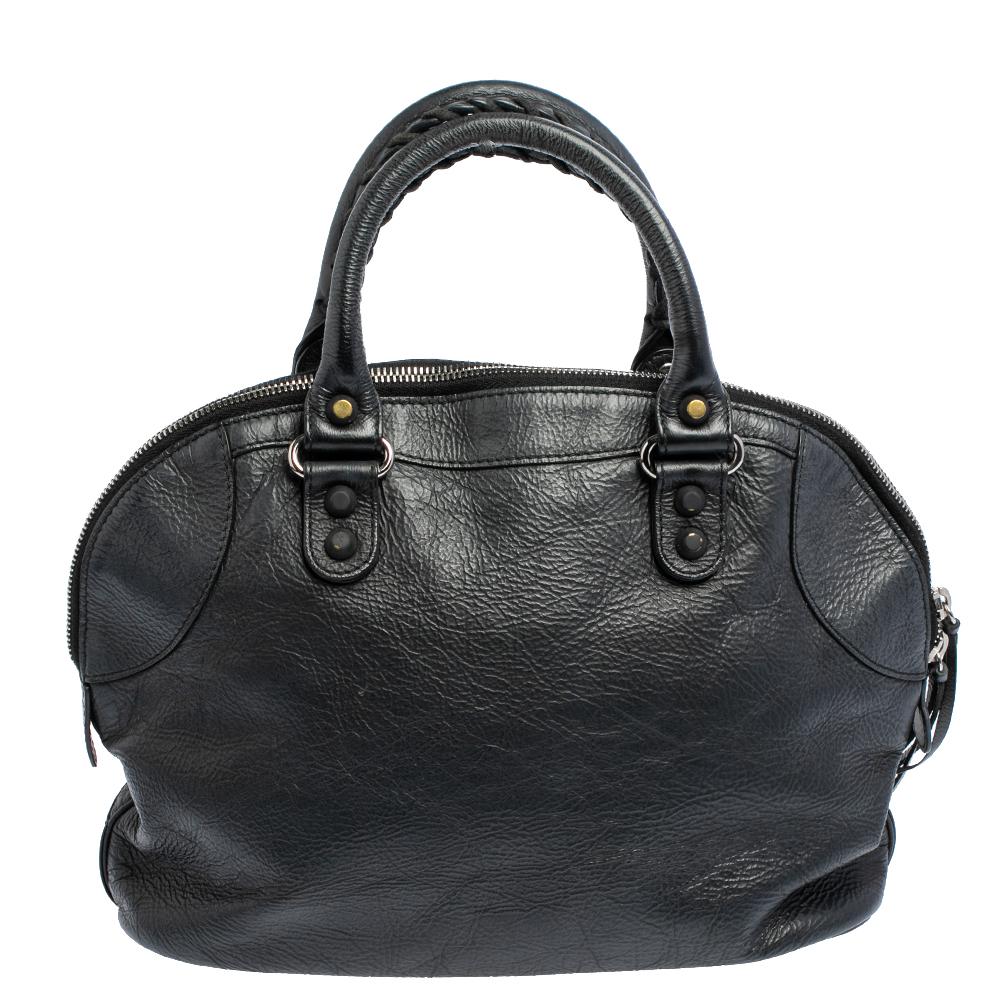 A fresh take on femininity, this bag stitched from leather is fabulous to elevate your evening ensembles. With a fabric lining and interesting features, this bag will be your indispensable companion. This admirable Balenciaga handbag is a matchless