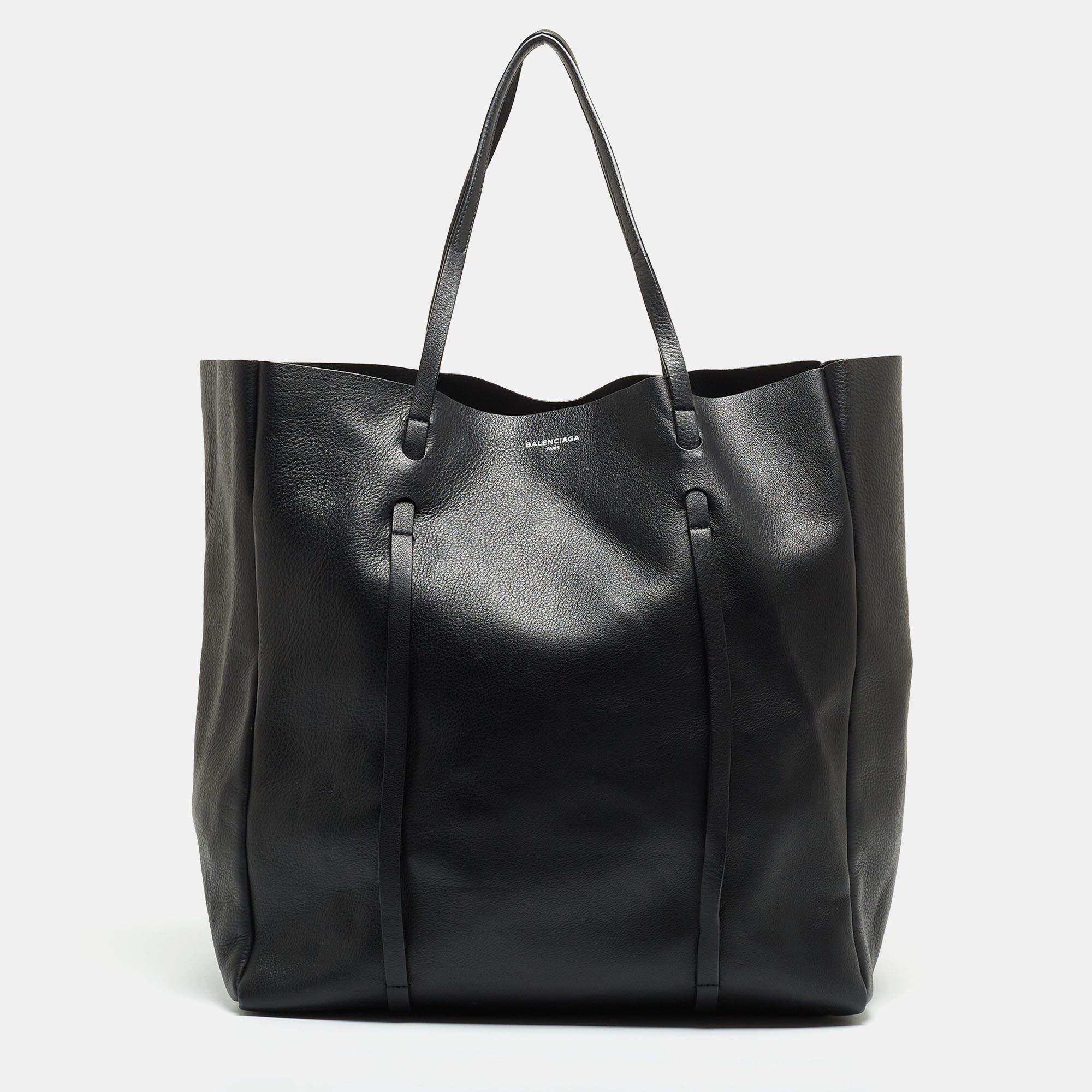 This Balenciaga black tote for women is super classy and functional, perfect for everyday use. We like the simple details and its high-quality finish.

Includes: Info Booklet, Extra Pouch, Mirror

