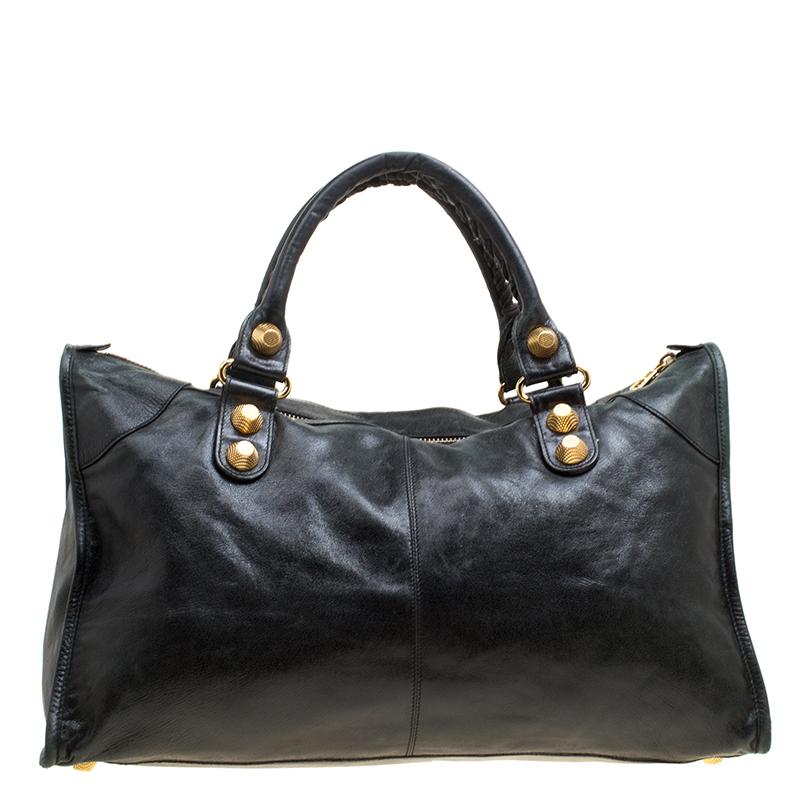 This Balenciaga GSH work tote is perfect for everyday use. Crafted from leather in a classy shade, the bag has a feminine silhouette with two top handles and gold-tone hardware. The zipper closure opens to a fabric-lined interior and the bag is