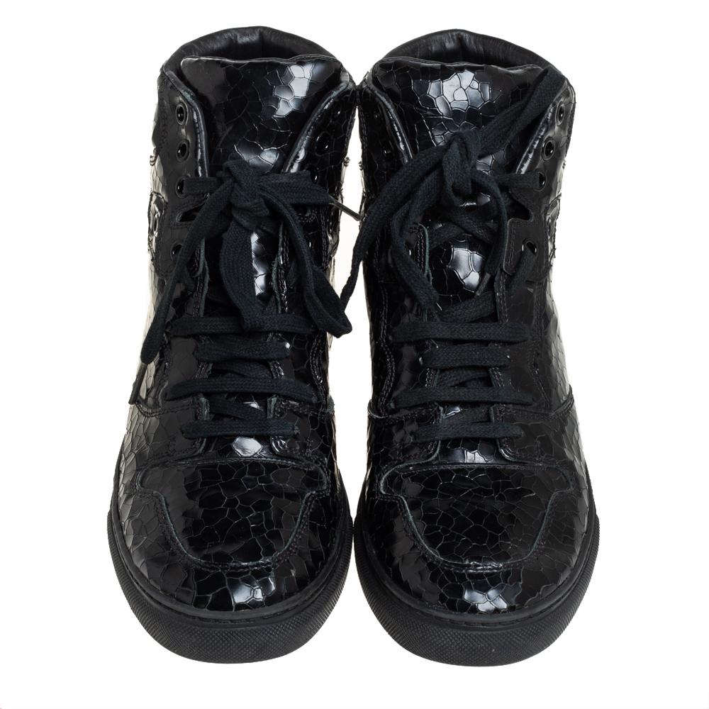 Balenciaga's sneakers are an example of style and comfort coming together. Crafted from leather in a black shade, these sneakers flaunt details like the neat stitching, laces, and the raised high top. You wouldn't want to miss out on such a cool