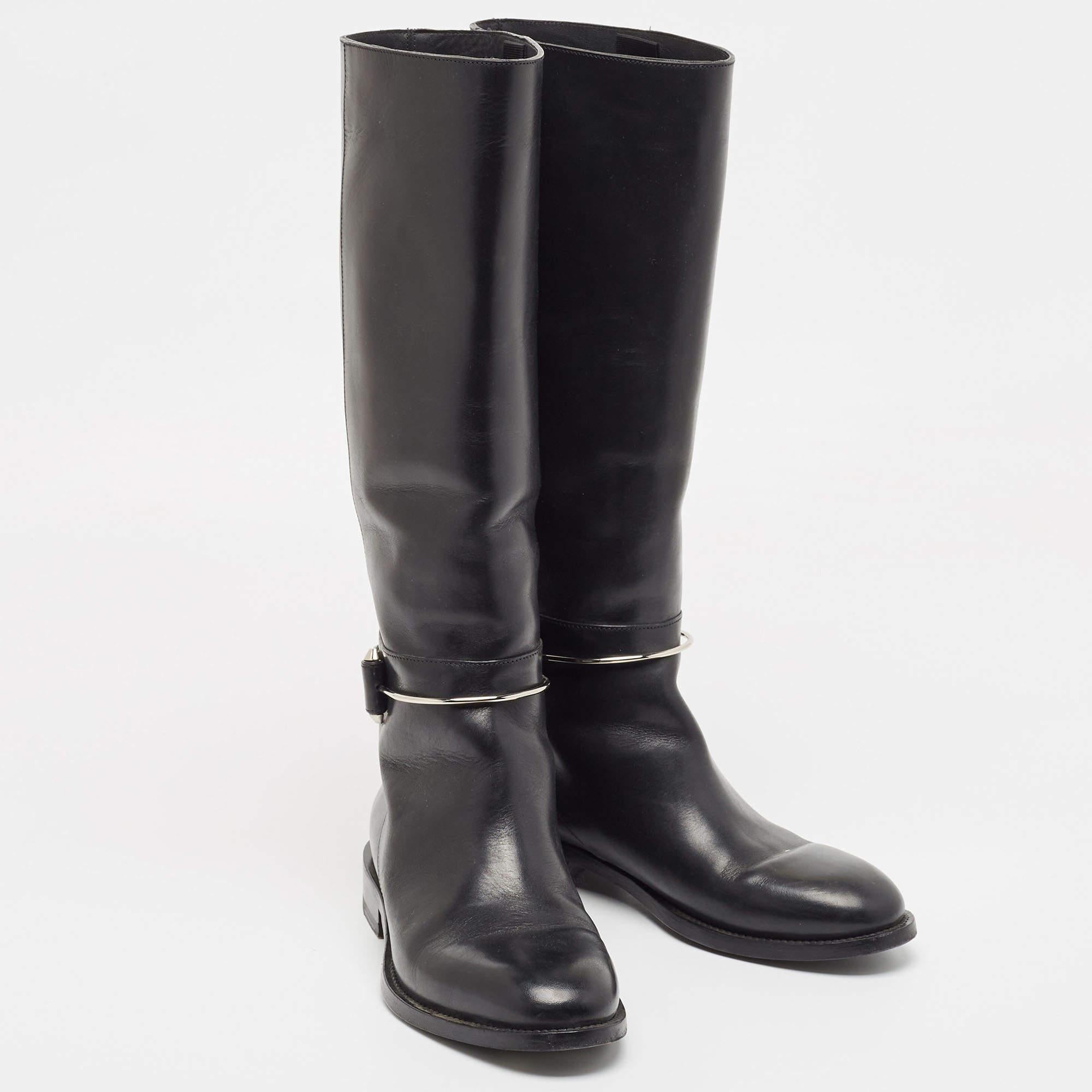 Enjoy the most fashionable days with these Balenciaga knee-length boots. Modern in design and craftsmanship, they are fashioned to keep you comfortable and chic!

