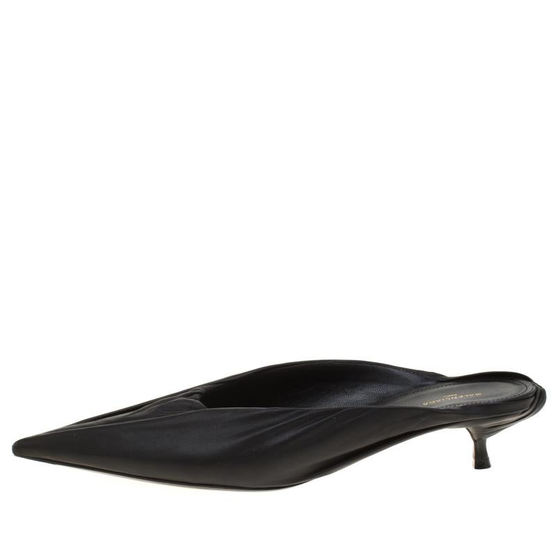 Very chic and stylish, these Knife mules from Balenciaga are a must buy! These black mules are crafted from leather and feature pointed toes. They come equipped with comfortable insoles and are sure to lend you a great fit. Grab these beauties right