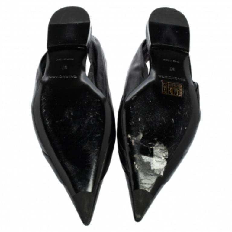Balenciaga Negro Cuero Cuchillo Puntiagudo Toe Slingback Flats Tamaño 37 en Bueno estado para la venta en Dubai, Al Qouz 2