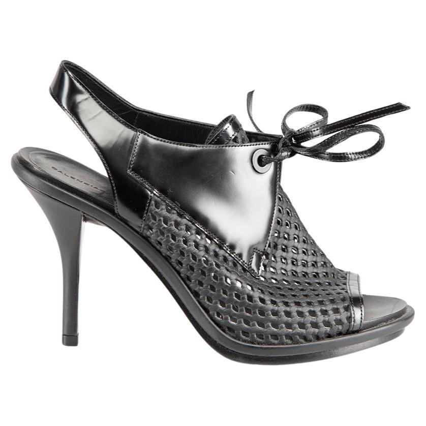 Balenciaga - Chaussures à talons en cuir noir avec lacets - Taille IT 35 en vente