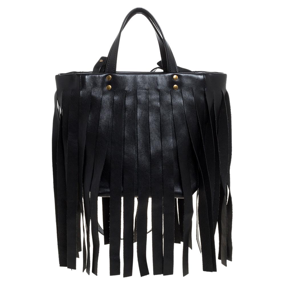 Displaying a fashion-forward design and impeccable craftsmanship, Balenciaga's Laundry Cabas Fringe tote is a must-have for all the right reasons. Crafted from leather, it flaunts fringes, dual handles and a shoulder strap. It opens to a spacious