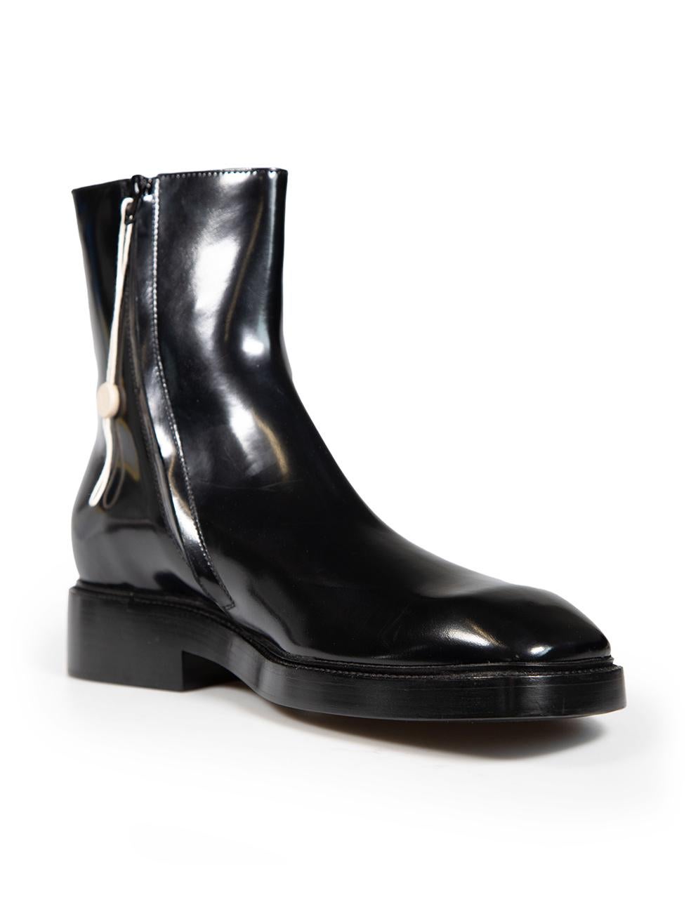 L'ÉTAT est très bon. L'usure minimale des bottes est évidente. Rayures minimes sur les côtés des deux chaussures et sur l'avant et le talon de la chaussure gauche. Petite abrasion sur les côtés des deux chaussures de cet article de revente