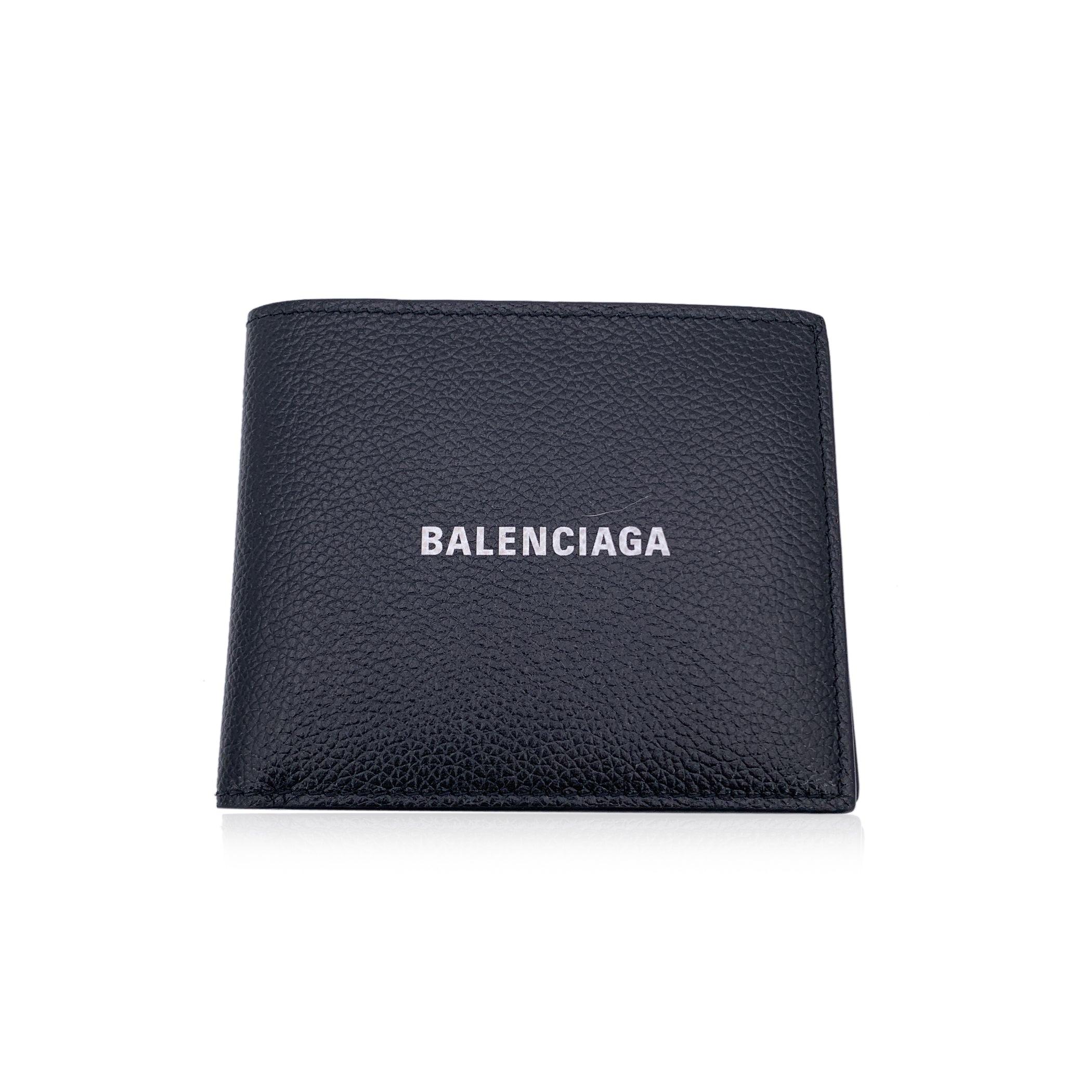 Balenciaga Black Leather Logo Cash Squared Bifold Card Wallet In Excellent Condition In Rome, Rome