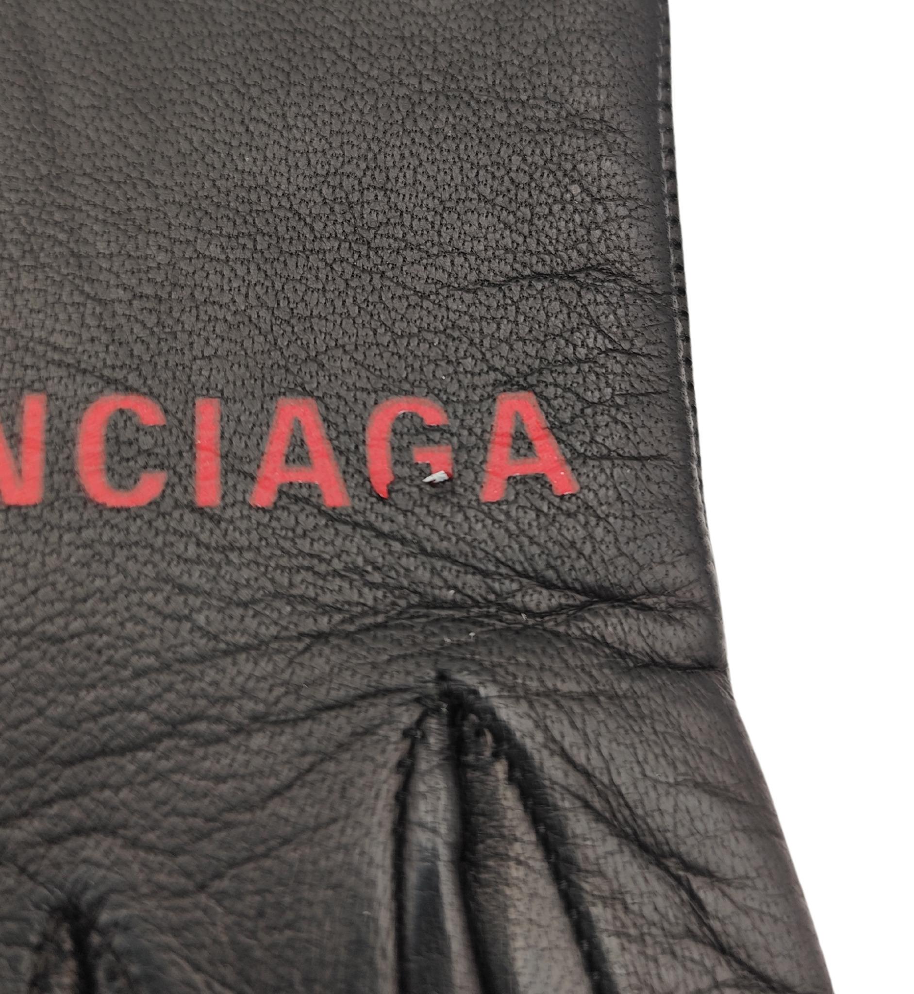 Guanti con logo in pelle nera Balenciaga in vendita 1