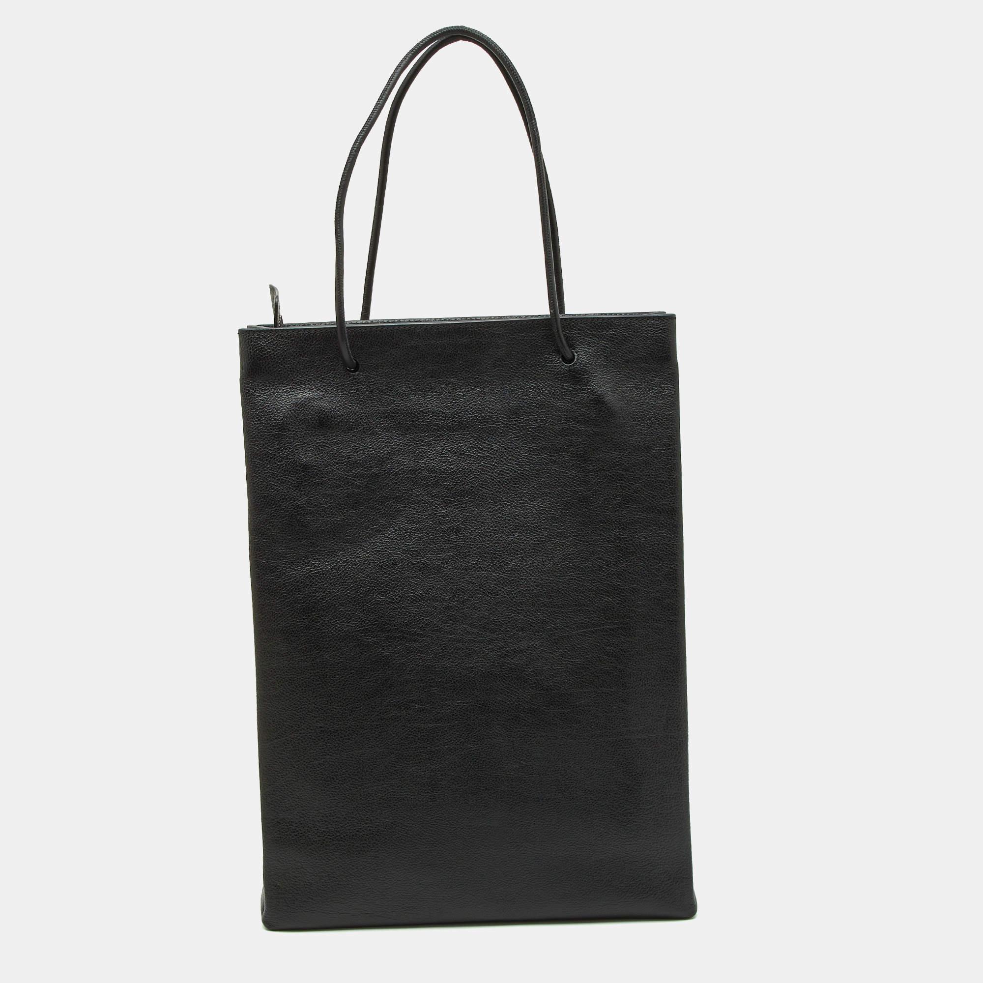 Assurez-vous que vos essentiels de la journée sont en ordre et que votre tenue est complète avec ce sac Balenciaga. Fabriqué à partir des meilleurs matériaux, ce sac porte la signature de la Maison Maison Maison en termes d'artisanat d'art et