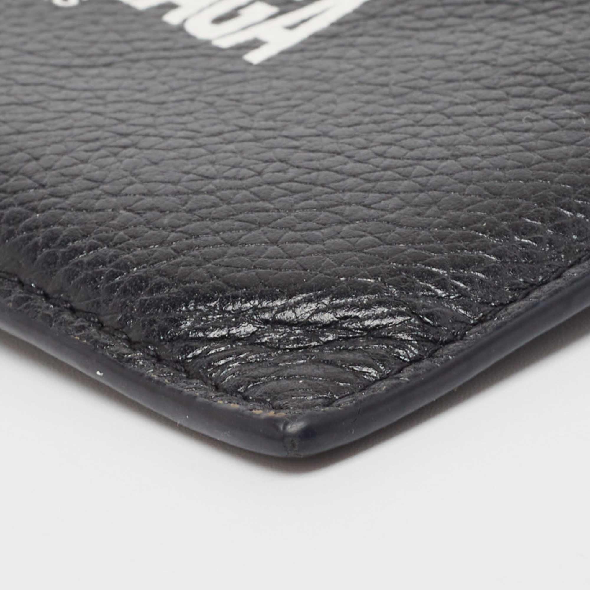 Designed by Balenciaga, this card case made from leather is the perfect accessory to keep your cards in proper order. It has a zip-enclosed interior and a front brand logo.

