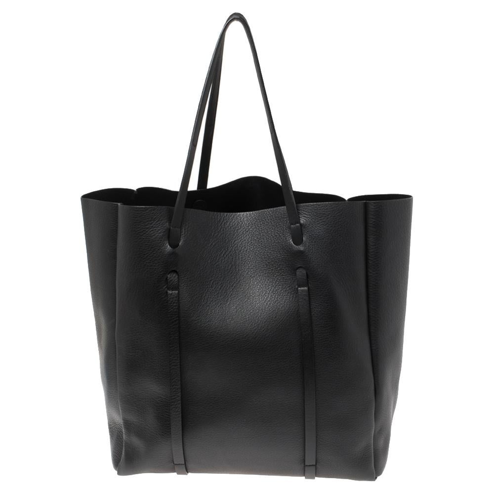 As the name suggests, this Everyday tote from Balenciaga is perfect for everyday use. Crafted from black leather, the bag features two shoulder straps and the brand label on the front. The tote opens to a spacious leather-lined interior that has