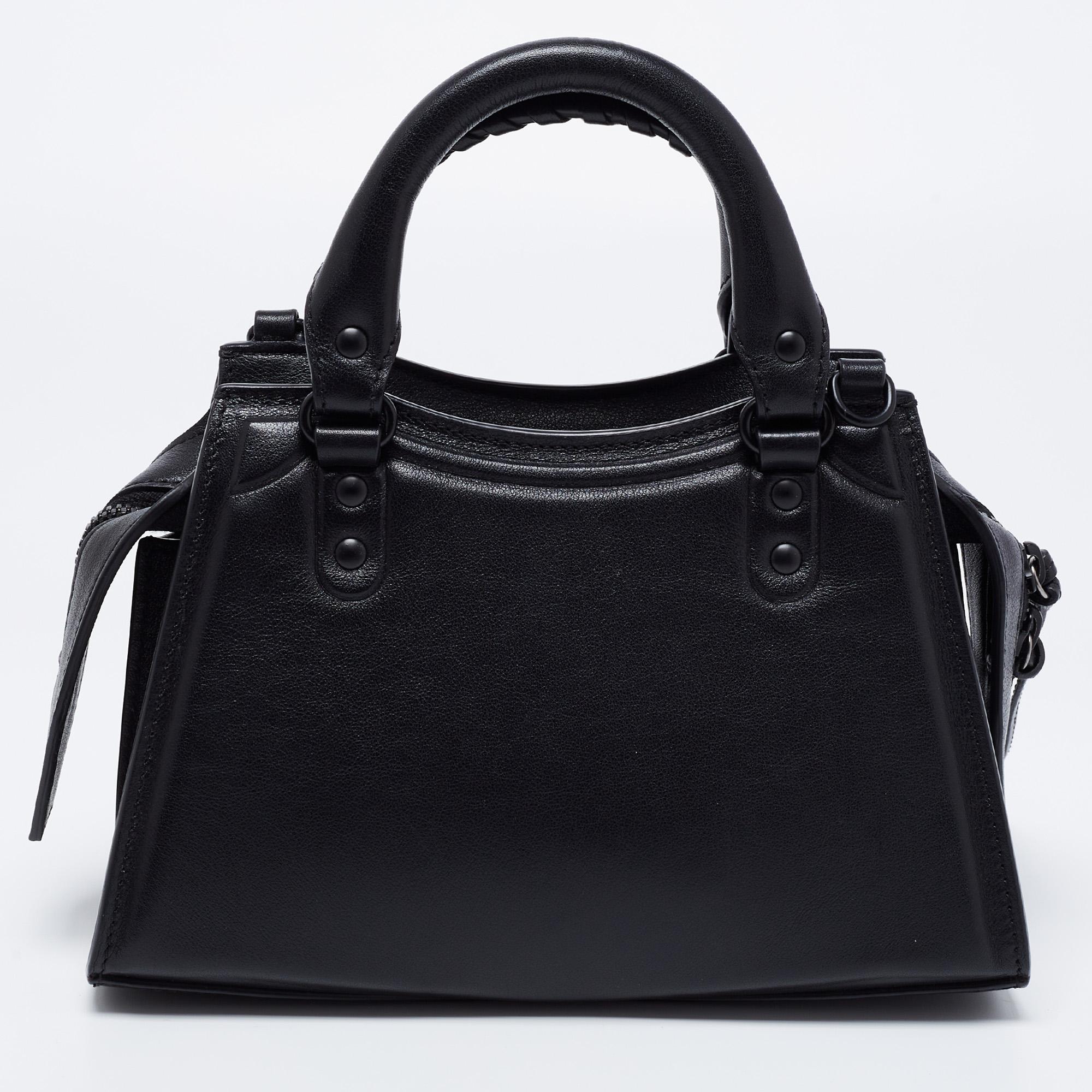 An absolute beauty, this mini tote is a Balenciaga creation. Crafted from black leather, the bag features fringe-like details, dual handles, matching black-tone hardware, and an interior sized perfectly to hold your essentials. This lovely tote is a
