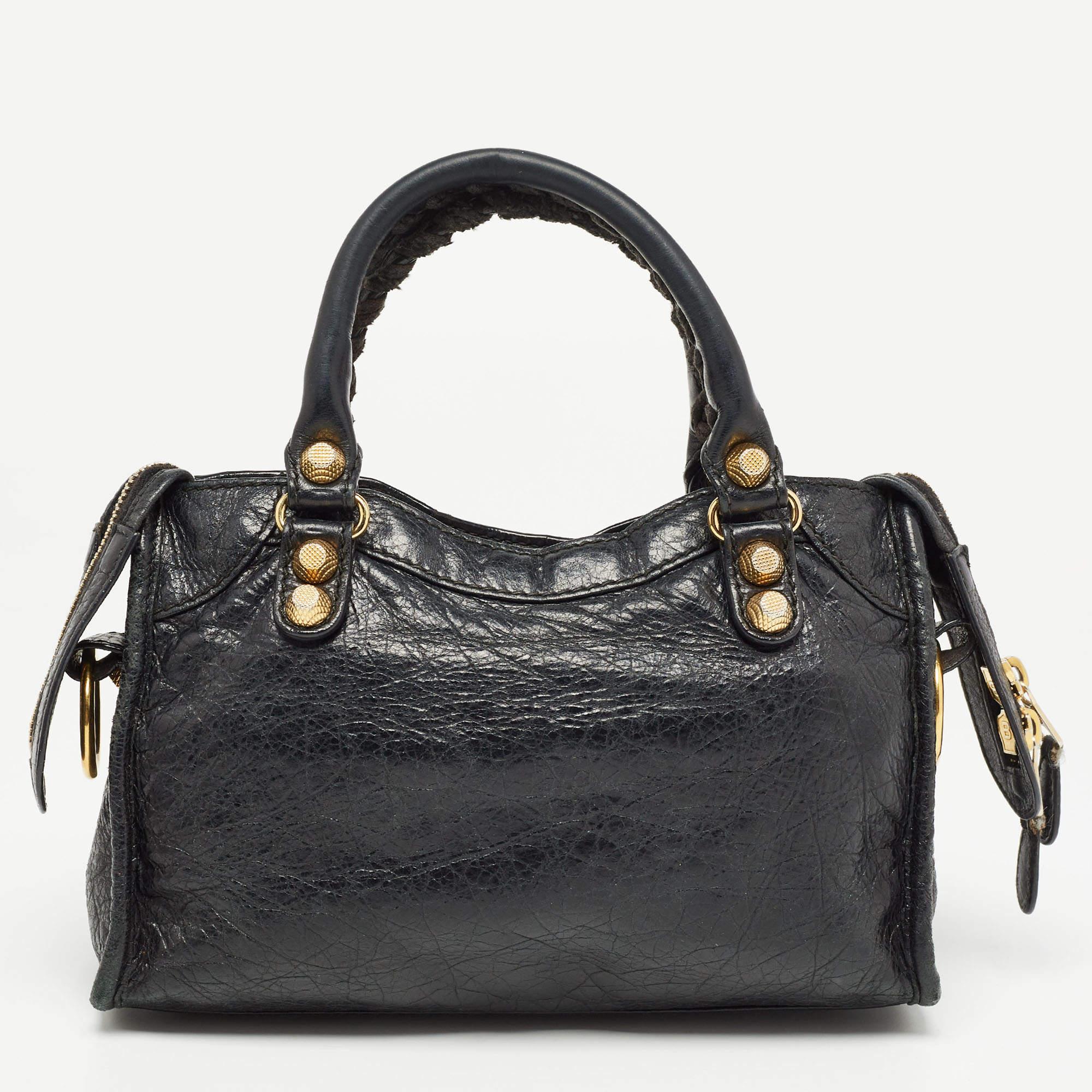 A classic handbag comes with the promise of enduring appeal, boosting your style time and again. This Balenciaga bag is one such creation. It’s a fine purchase.

Includes: Detachable Strap, Mirror