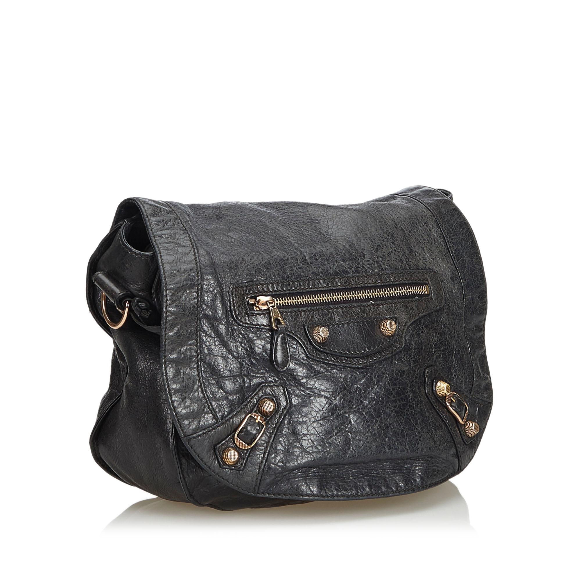 The Motocross Classic Folk features a leather body, an exterior zip pocket with a tassel detail, an adjustable flat shoulder strap, a front flap with a magnetic closure, and an interior zip pocket. It carries as B+ condition rating.

Inclusions: