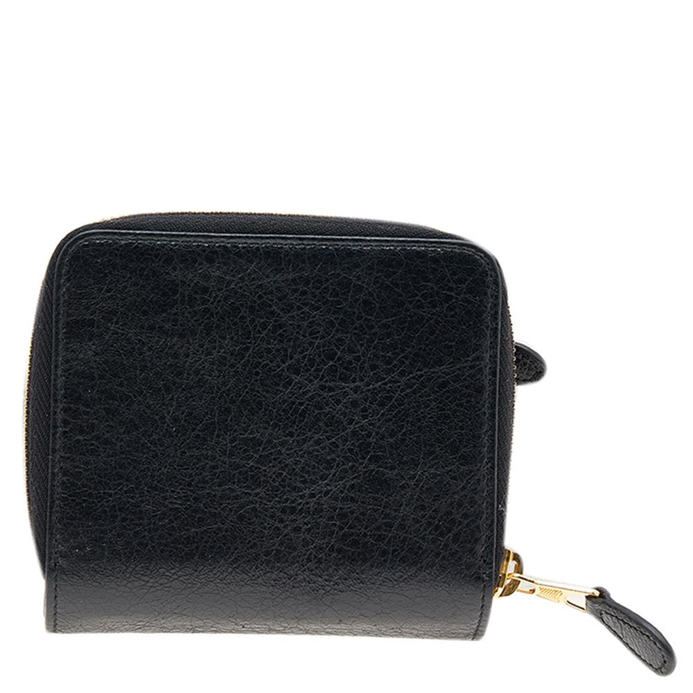Carry it on its own or in your handbag, you can’t do without this wallet from the luxury fashion house of Balenciaga. It is crafted black leather that lends it a sophisticated look. It features the signature stud and buckle details at the front in