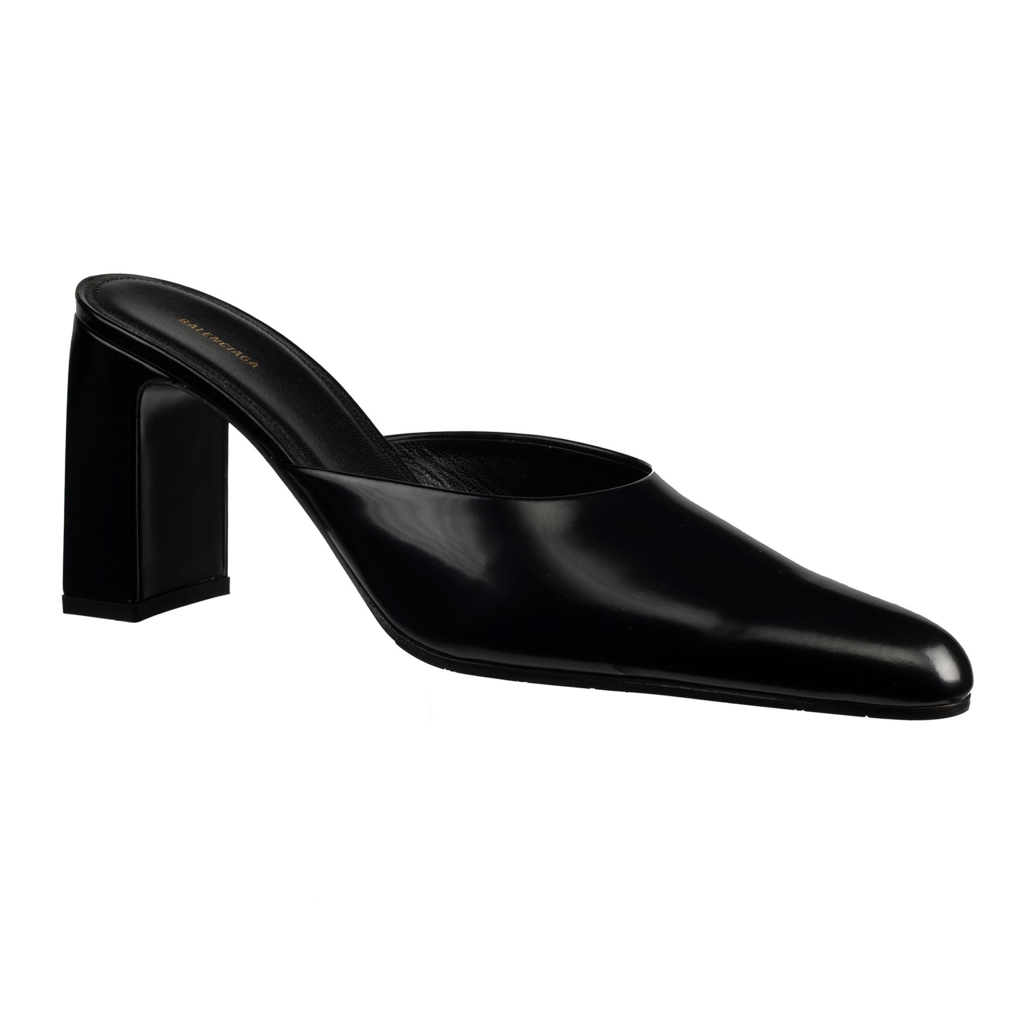 
Balenciaga Black Leather Mules

Crafted from soft leather with a round pointed toe, these mules are perfect for the office or an evening out with friends.

Brand:

Balenciaga

Product:

Mule

Size:

39.5 Fr

Colour:

Black

Heel:

9.5