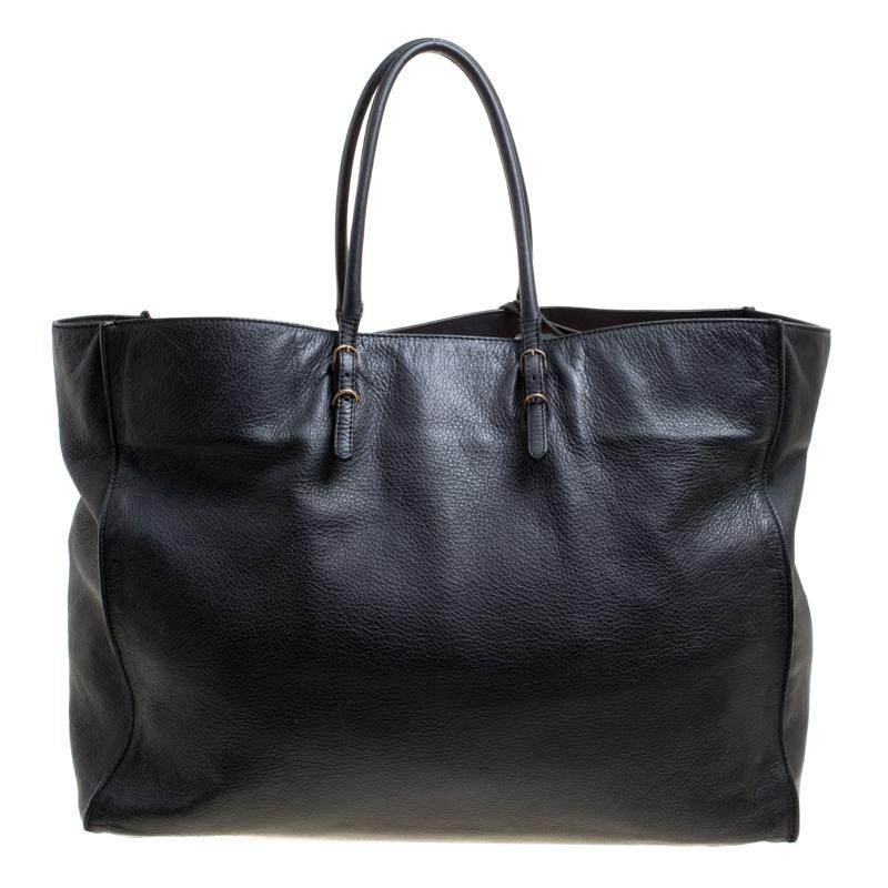 Minimal in design but high in style and craftsmanship, this Papier A4 tote from Balenciaga smoothly blends luxury with practical fashion. It comes crafted from leather and styled with a front zip pocket, buckles, and a detachable mirror. But it is