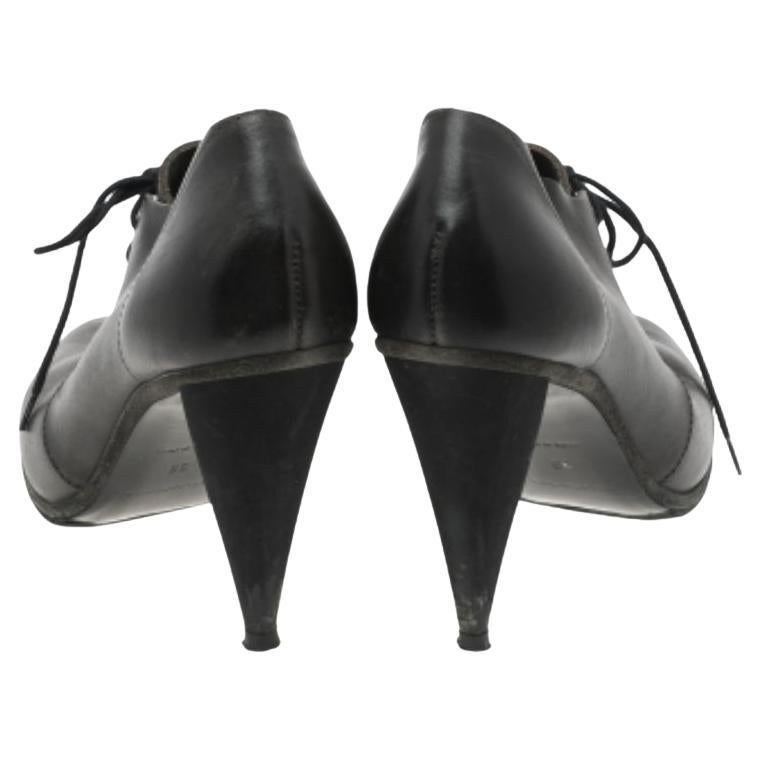 Presume de perfección al caminar con estas impresionantes botas de la Casa Balenciaga. Están confeccionados con piel negra en el exterior y lucen una silueta tobillera. Llevan cordones, puntera en punta y tacón de 10 cm. Con estas botas, ¡serás la