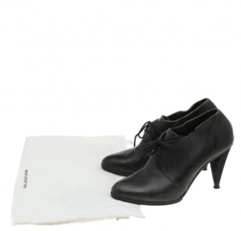 Balenciaga Puntera de cuero negro con cordones  Botines talla 39 en venta 1