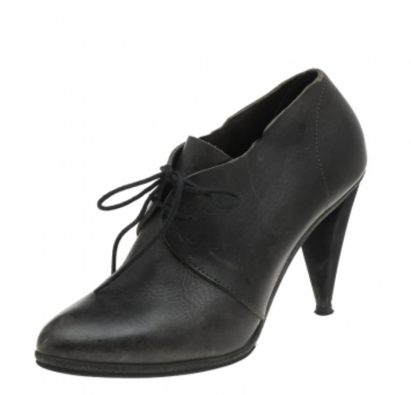 Balenciaga Puntera de cuero negro con cordones  Botines talla 39 en venta 2
