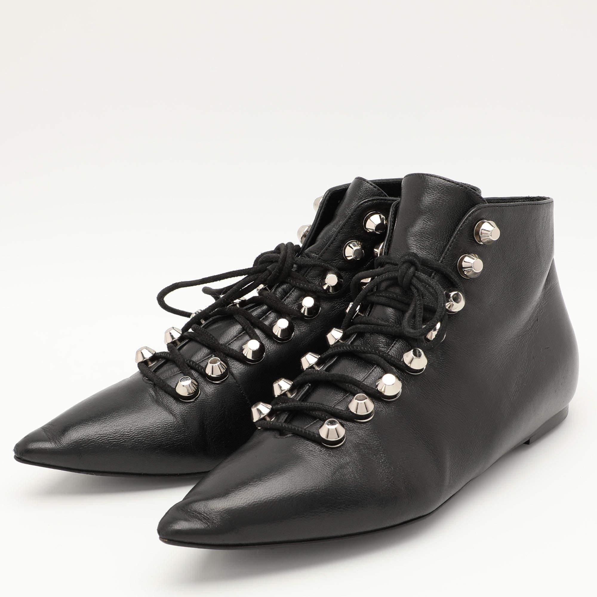 Genießen Sie die modischsten Tage mit diesen stilvollen Balenciaga Stiefeln. Modernes Design und Handwerkskunst sorgen dafür, dass Sie bequem und schick sind.