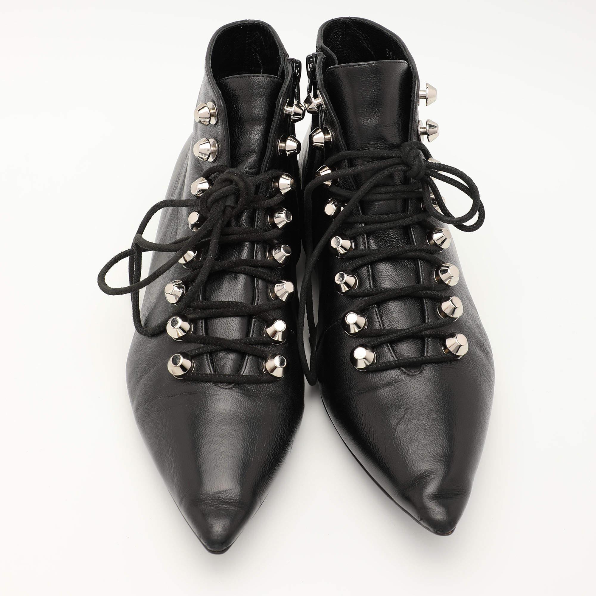 Balenciaga Schwarze Lederstiefel in Knöchellänge mit spitzer Zehe und Schnürung Größe 36,5 im Zustand „Gut“ im Angebot in Dubai, Al Qouz 2