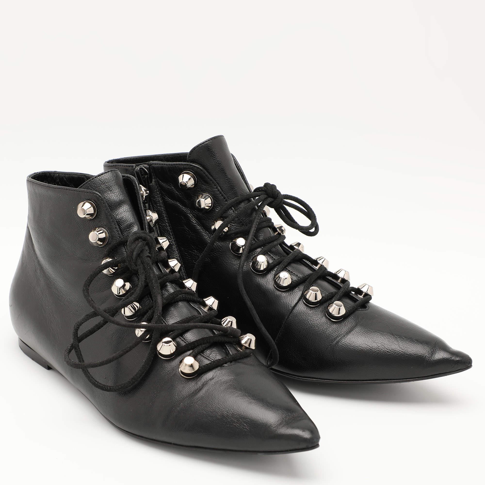 Balenciaga Schwarze Lederstiefel in Knöchellänge mit spitzer Zehe und Schnürung Größe 36,5 Damen im Angebot