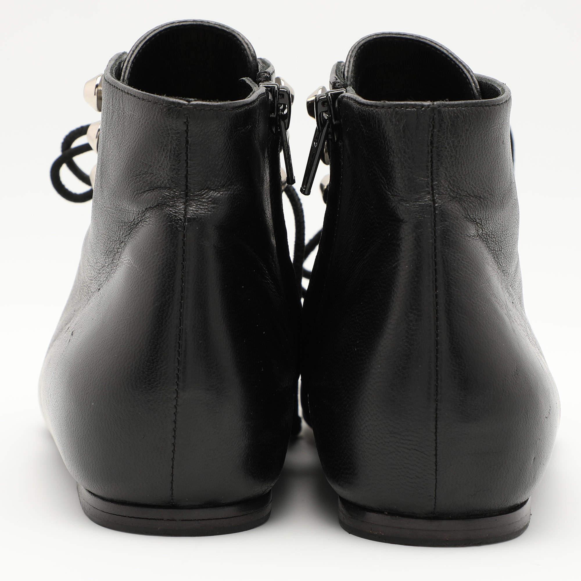 Balenciaga Schwarze Lederstiefel in Knöchellänge mit spitzer Zehe und Schnürung Größe 36,5 im Angebot 1