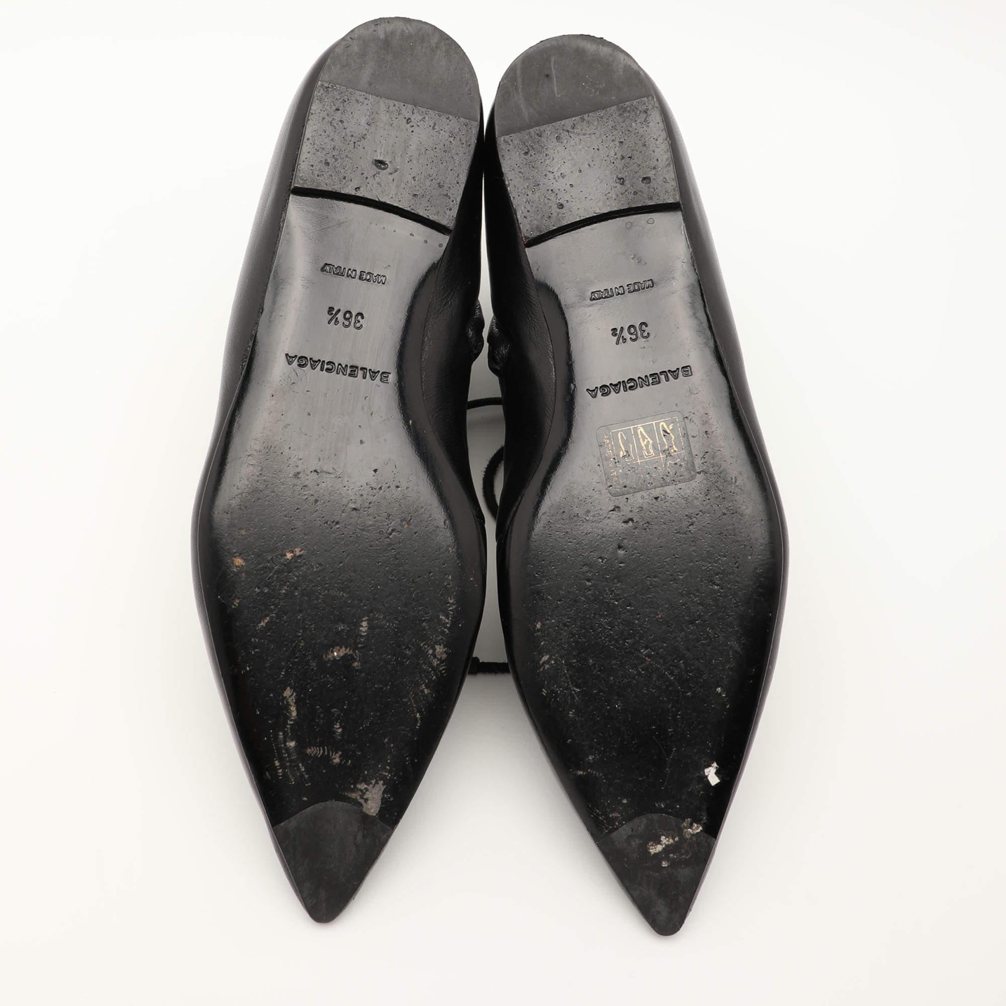 Balenciaga Schwarze Lederstiefel in Knöchellänge mit spitzer Zehe und Schnürung Größe 36,5 im Angebot 2