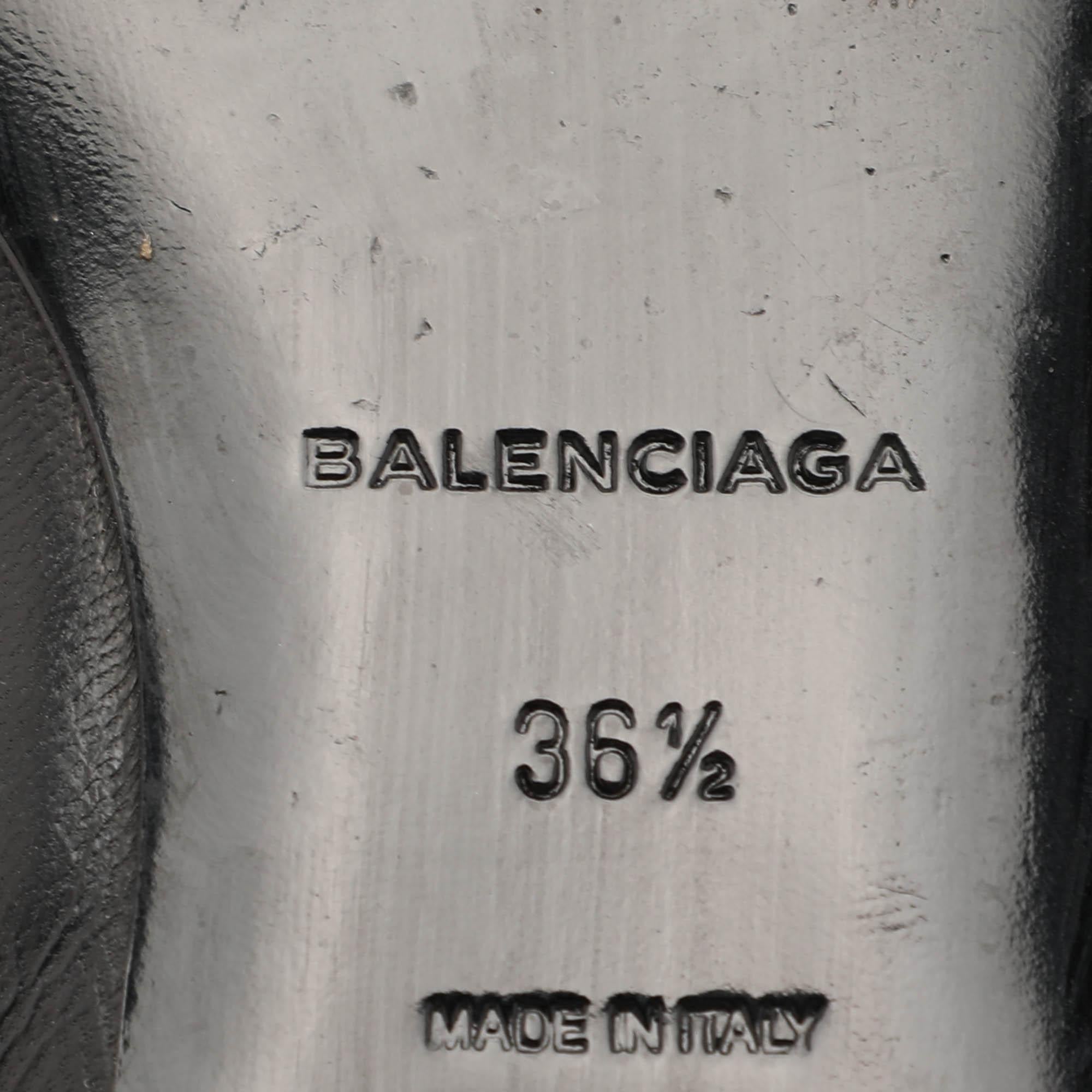 Balenciaga Schwarze Lederstiefel in Knöchellänge mit spitzer Zehe und Schnürung Größe 36,5 im Angebot 4