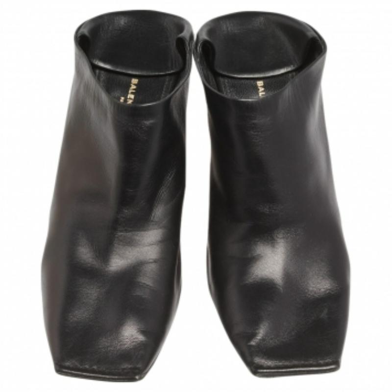 Ces mules Quadro impeccables de la maison Balenciaga ont été créées pour encadrer magnifiquement vos pieds. Confectionnées en cuir noir sur l'extérieur et dotées de bouts carrés, ces mules sont classiques et élégantes dans les moindres détails.