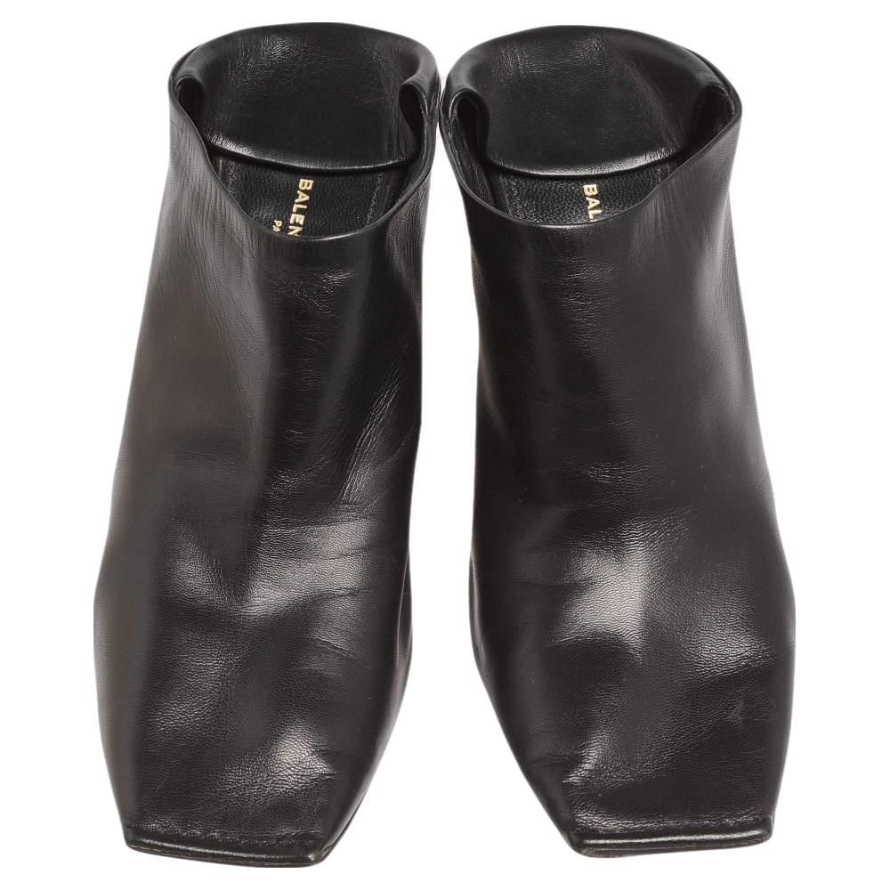Balenciaga Black Leather Quadro Square Toe Foldable Heel Mules Size 37 In Good Condition In Dubai, Al Qouz 2
