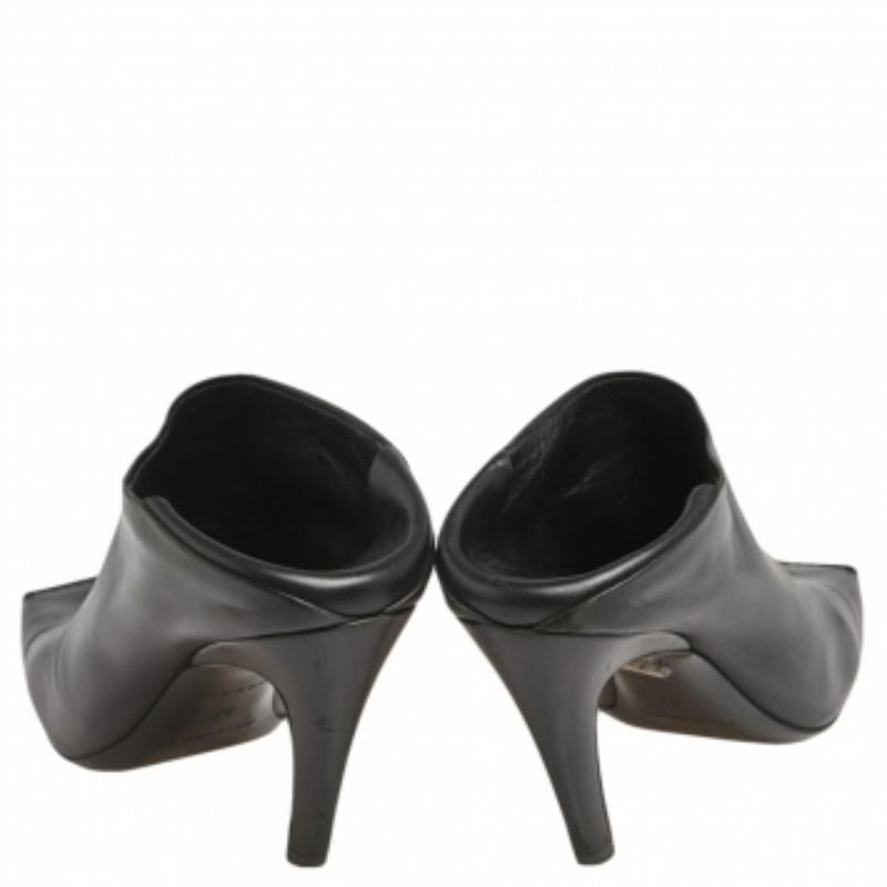 Noir Balenciaga Mules à talon pliable en cuir noir Quadro Taille 37 en vente