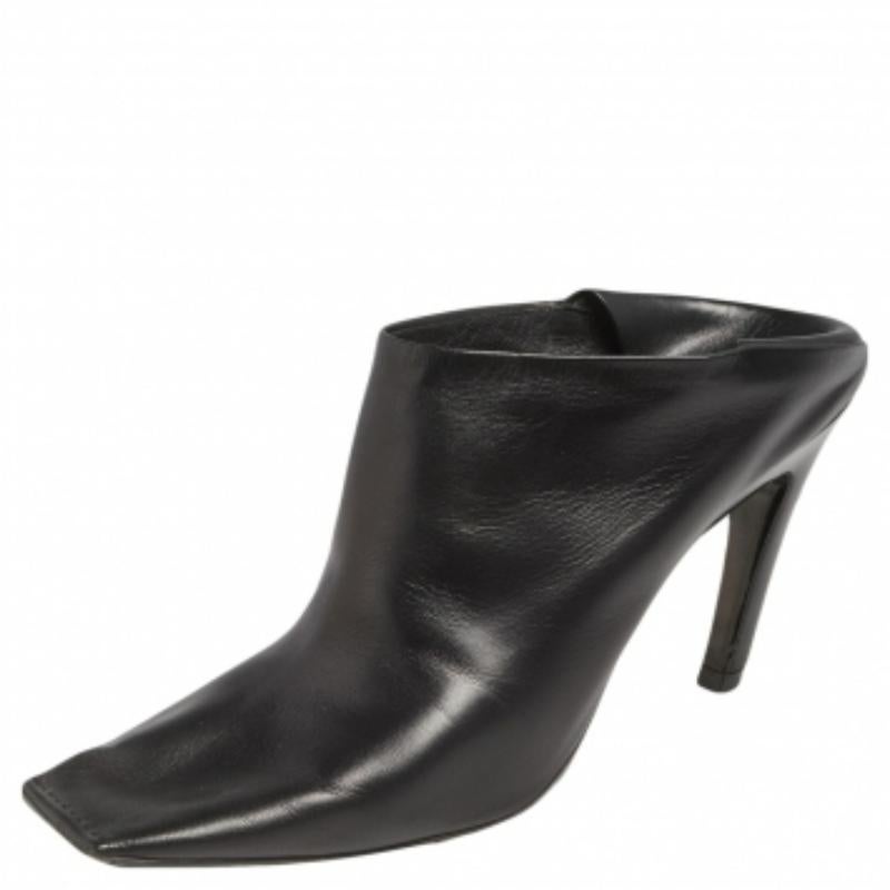 Balenciaga Mules à talon pliable en cuir noir Quadro Taille 37 État moyen - En vente à Dubai, Al Qouz 2