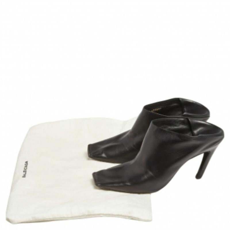 Balenciaga Mules à talon pliable en cuir noir Quadro Taille 37 en vente 3