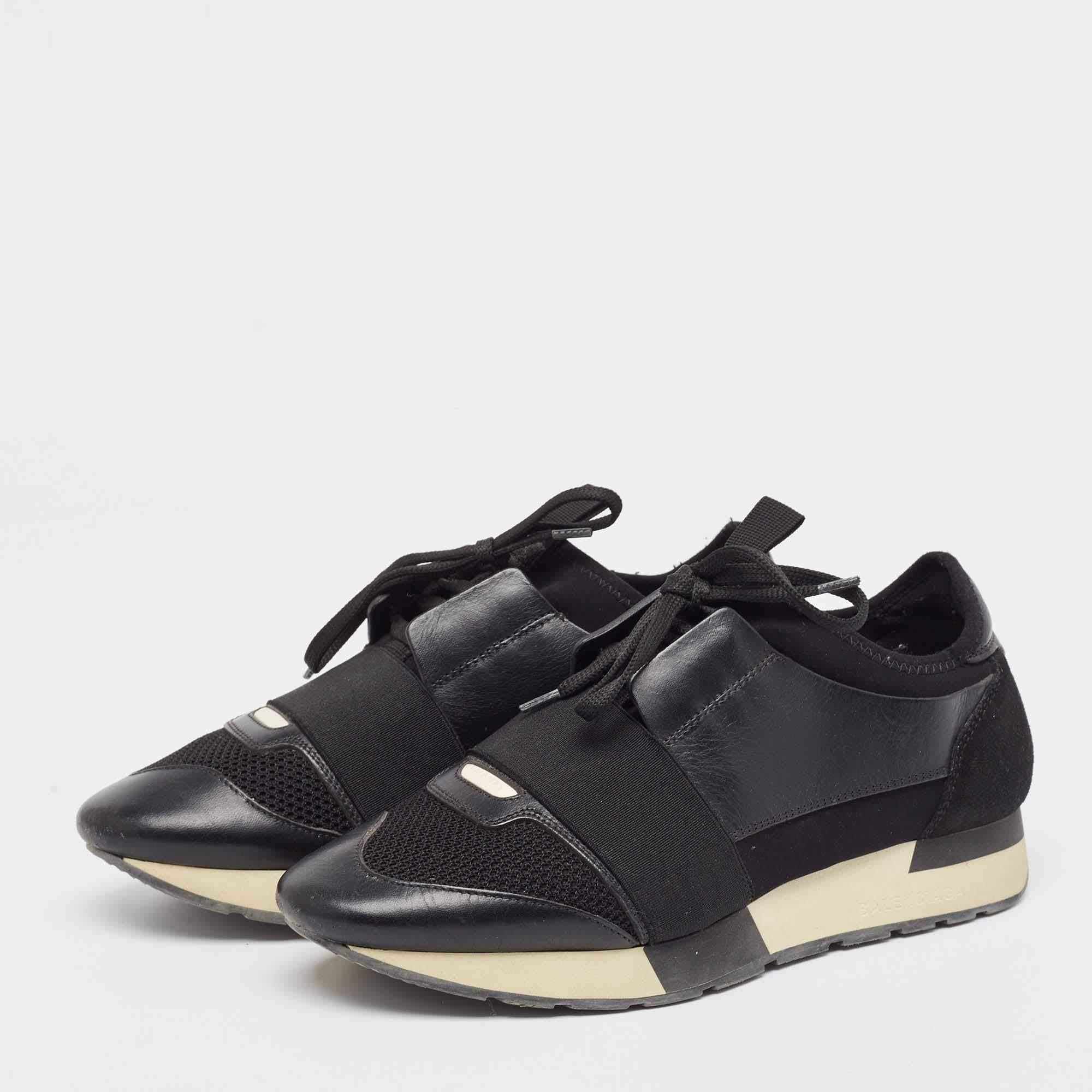 Añade un toque llamativo a tu atuendo con estas zapatillas Balenciaga Race Runner. Están fabricadas con materiales de primera calidad y llevan cordones en los empeines y plantillas relajantes. La suela duradera de este par pretende proporcionarte