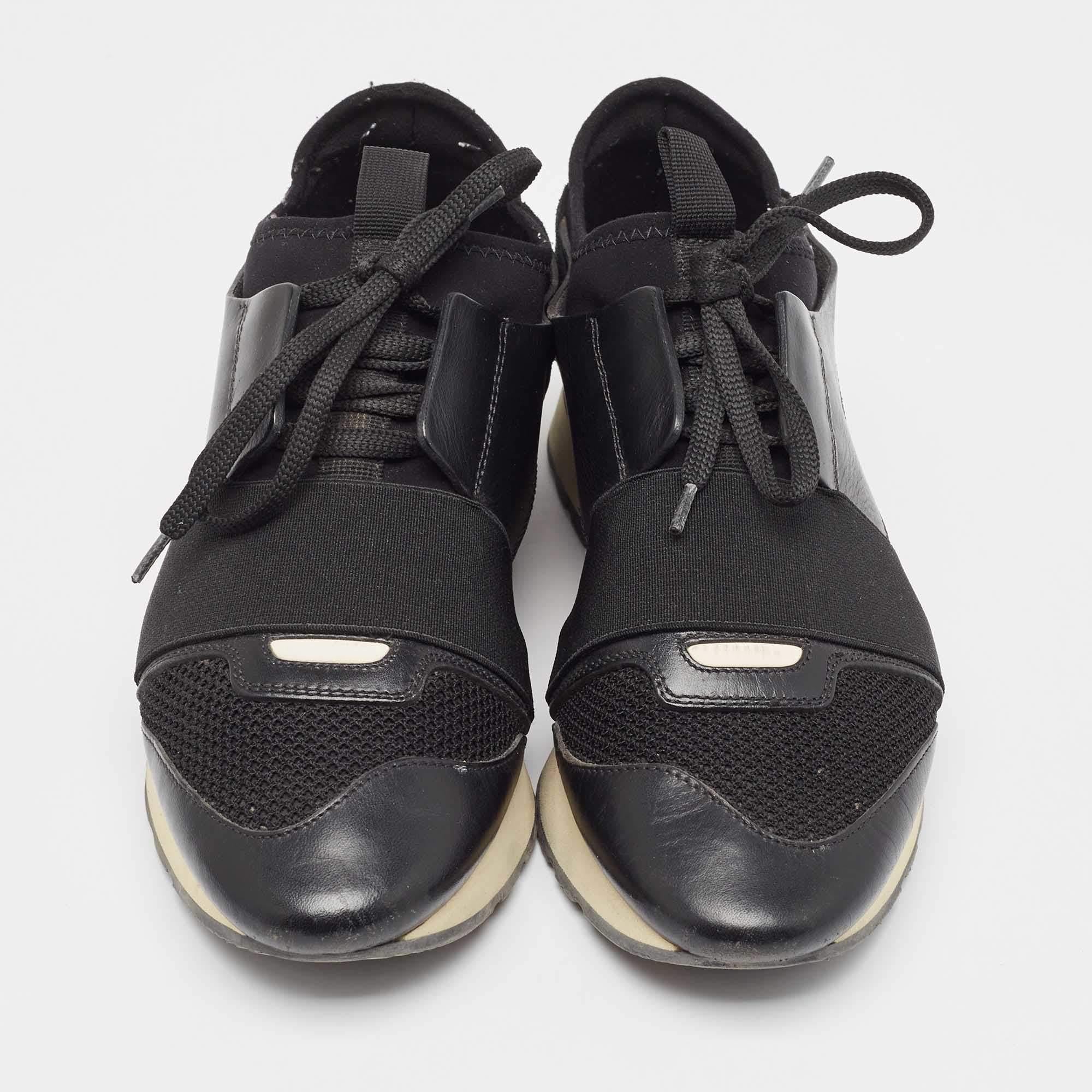 Balenciaga Zapatillas Carrera Cuero Negro Talla 38 en Bueno estado para la venta en Dubai, Al Qouz 2