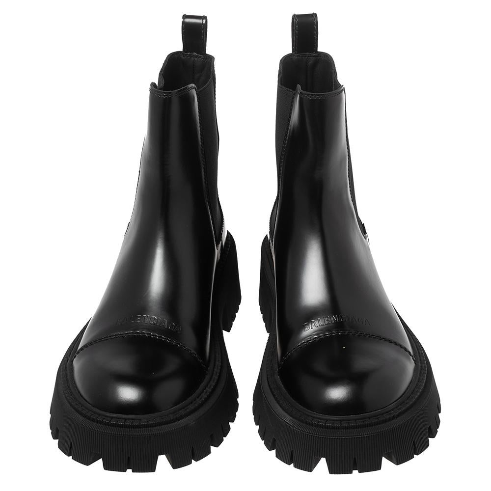 Made into a sturdy, stylish, and structured design, these Combat boots from the House of Balenciaga will be your favorite pair in no time! They are made from black leather on the exterior and showcase an ankle-length style. They come with tough