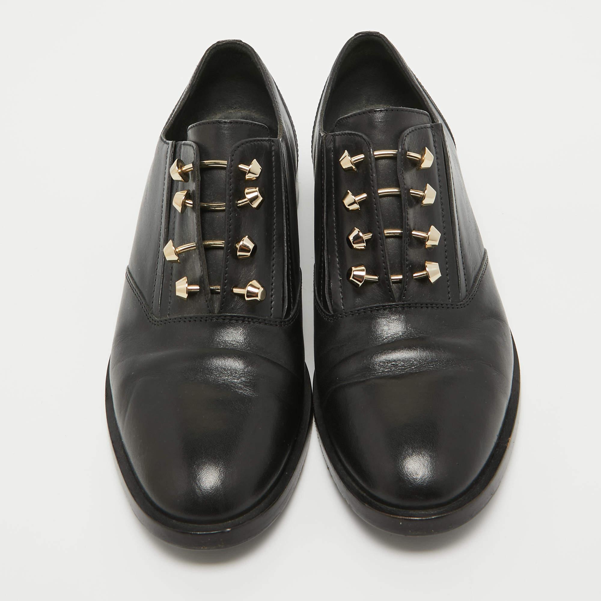 These oxfords are designed from the finest material featuring an elegant look, sturdy soles, and lace-ups on the vamps. Team these shoes with tailored pants and a blazer for a smart formal look.

Includes: Original Dustbag

