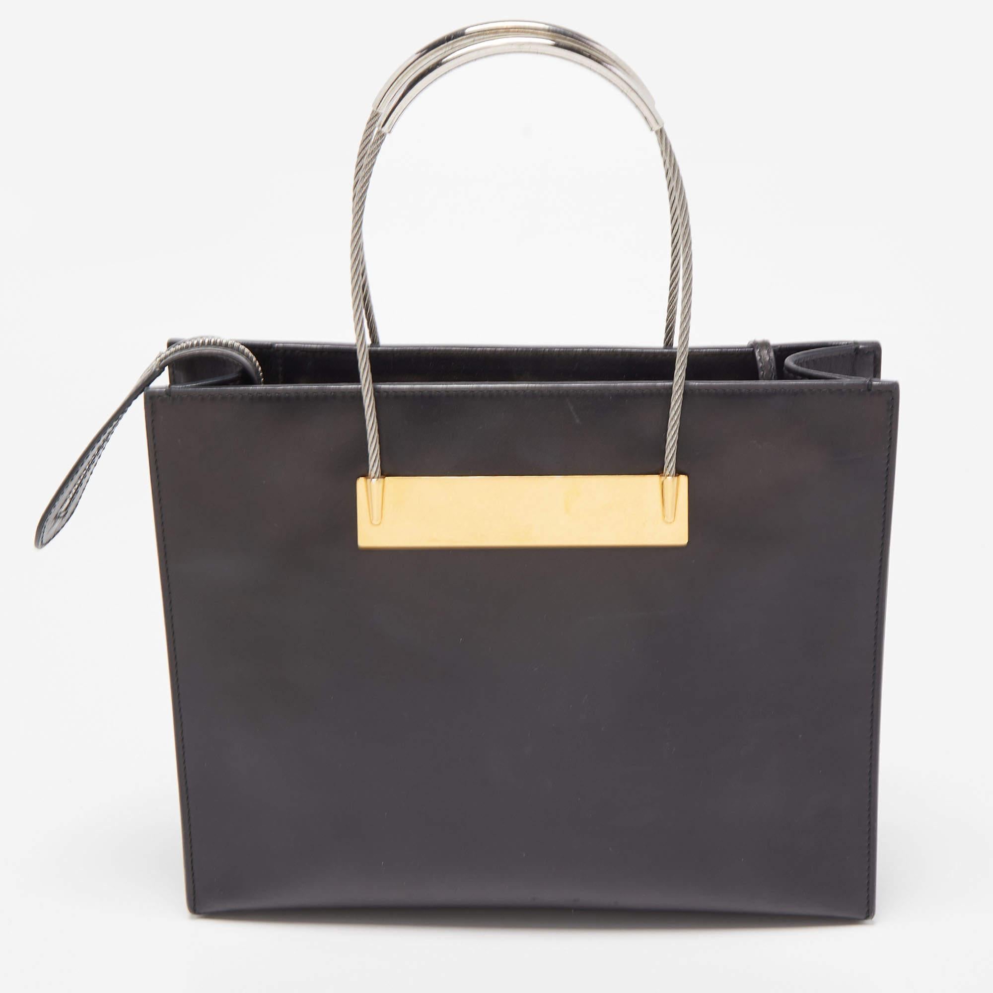 Striking a beautiful balance between essentiality and opulence, this tote from the House of Balenciaga ensures that your handbag requirements are taken care of. It is equipped with practical features for all-day ease.

Includes: Original Dustbag,
