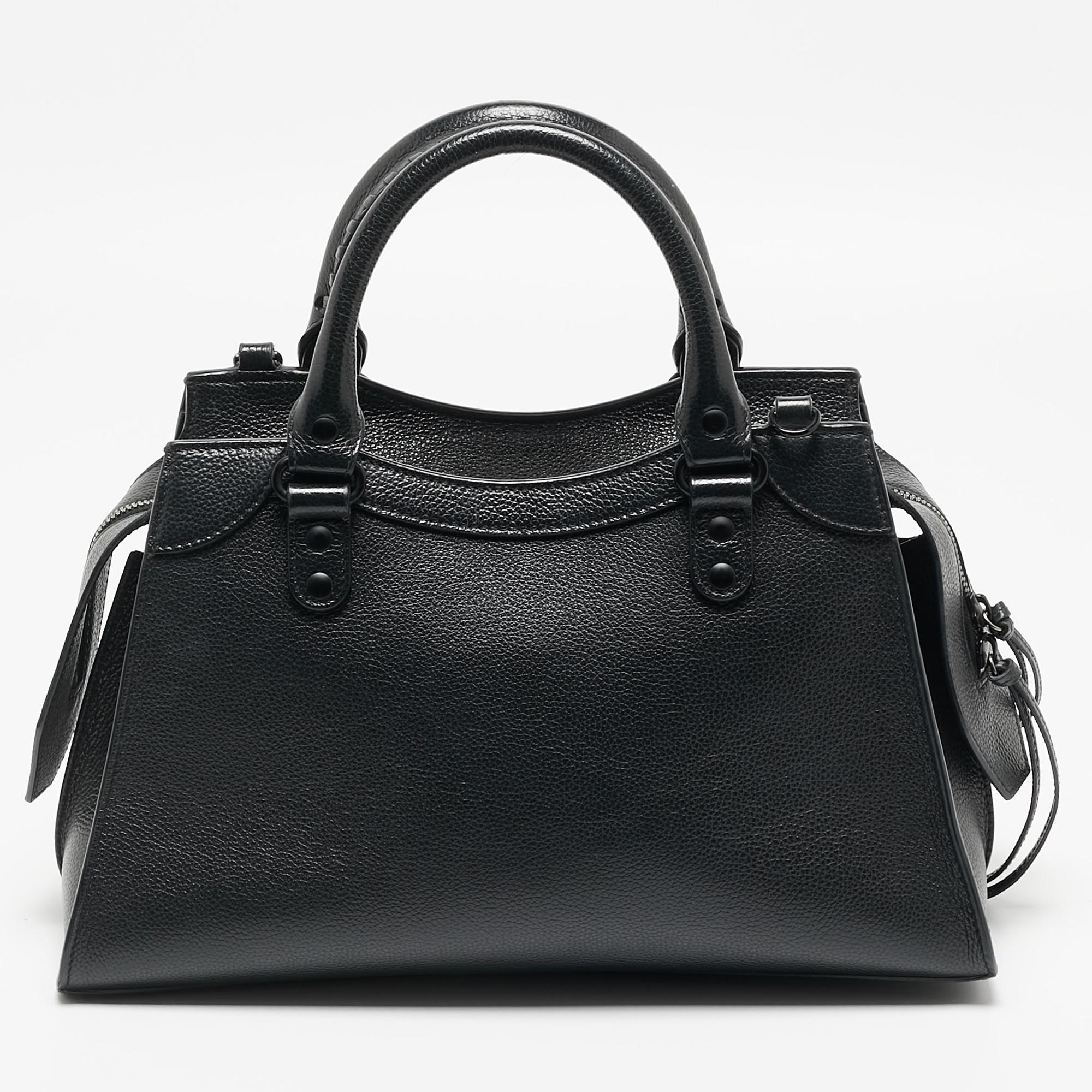 One of the most exemplary and memorable creations of the House is this spectacular Neo Classic tote from Balenciaga. It has been designed using black leather and showcases dual top handles, black-toned hardware, and a shoulder strap. It accommodates